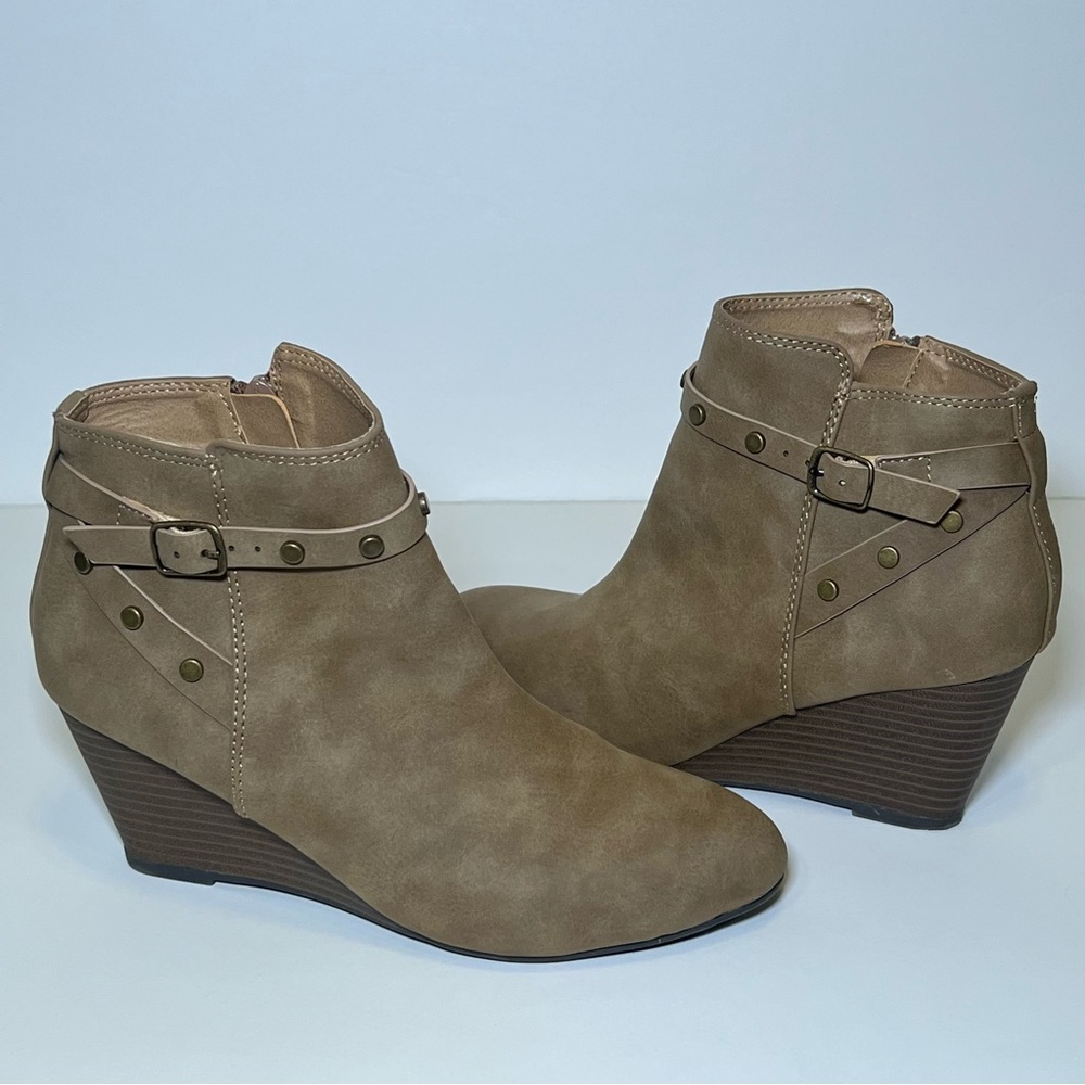 XOXO women’s tan ankle boots w/decorative buckles & wedge heel. Size 7M.